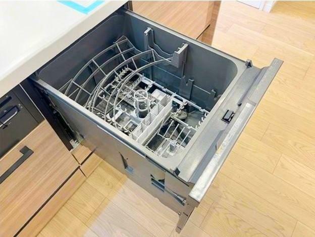 キッチン 家事時短に嬉しい食器洗い乾燥機付き！後片付けもラクラクです。