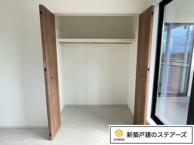 洋室 各部屋に窓と収納を設置した洋室です