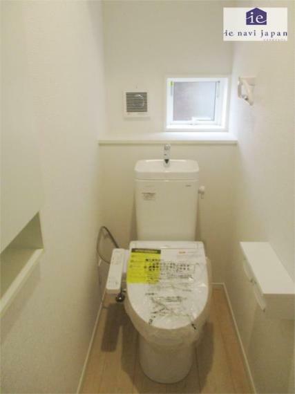 トイレ 1階ウォッシュレット付きトイレも窓がさわやか！