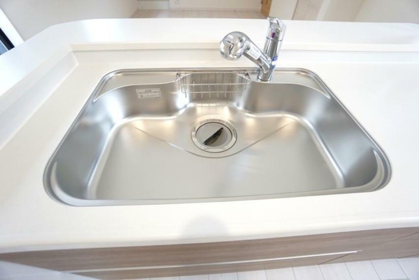 キッチン 大きなお鍋も楽々洗える幅の広いシンクです＾＾ステンレスシンクなので簡単にお掃除できますよ。洗剤やスポンジもすっきりできる収納付き。