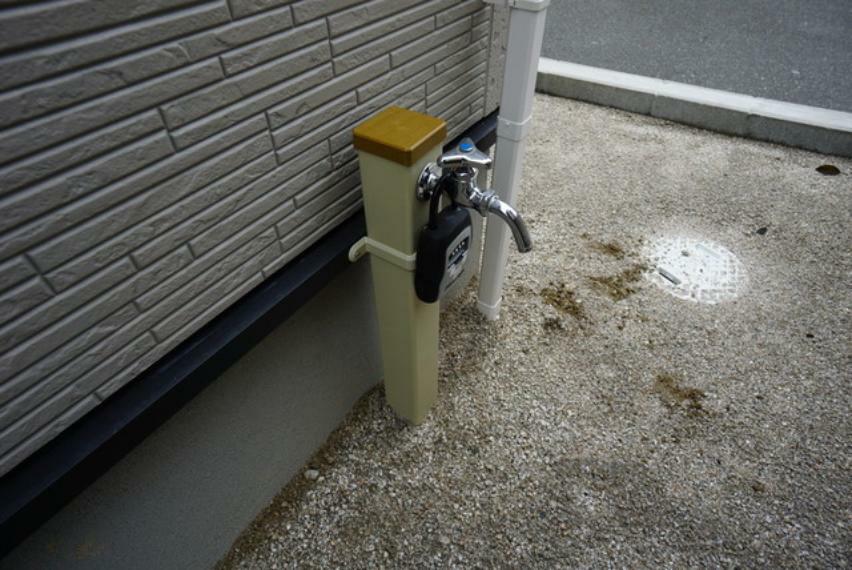 あると便利な外水栓。ガーデニングに、洗車に、泥遊びやペットの散歩の後に。
