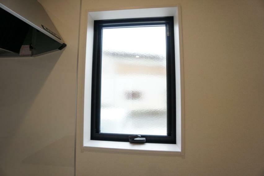 キッチン窓は日光を取り入れたり、換気扇では取りきれない魚のにおいなど、外の空気を入れることで取り去ることができますね。