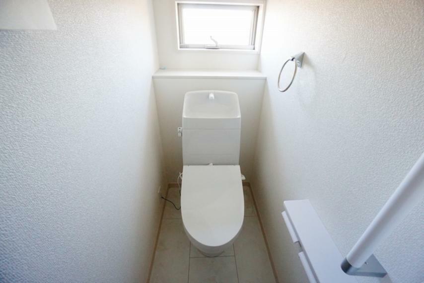 同仕様写真（内観） 同仕様写真。温水洗浄機付トイレです。節水機能もあるので、安心して使えますね。もちろん、1階2階の2ヶ所にトイレがあるので、忙しい朝にもゆとりができますね。