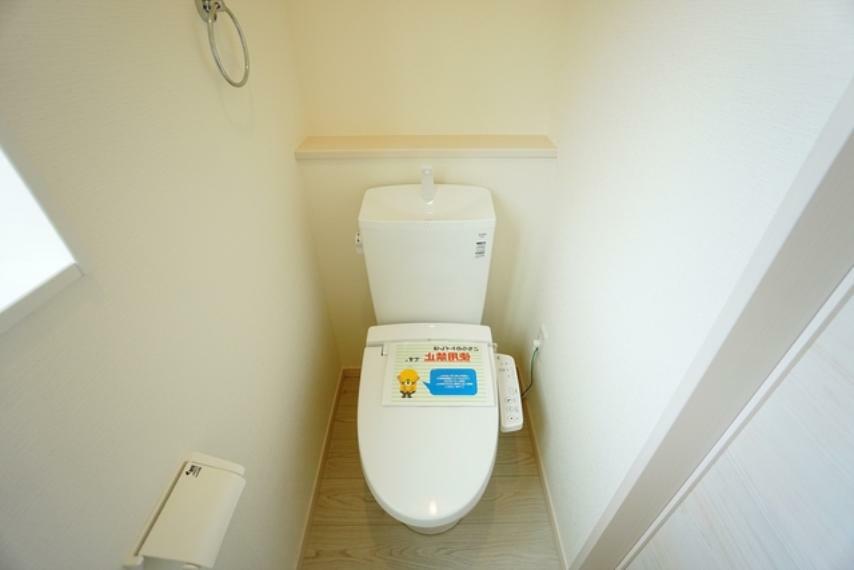 同仕様写真。温水洗浄機付トイレです。節水機能もあるので、安心して使えますね。もちろん、1階2階の2ヶ所にトイレがあるので、忙しい朝にもゆとりができますね。
