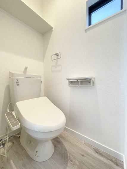 トイレ 換気用小窓があり、明るく清潔な空間です。