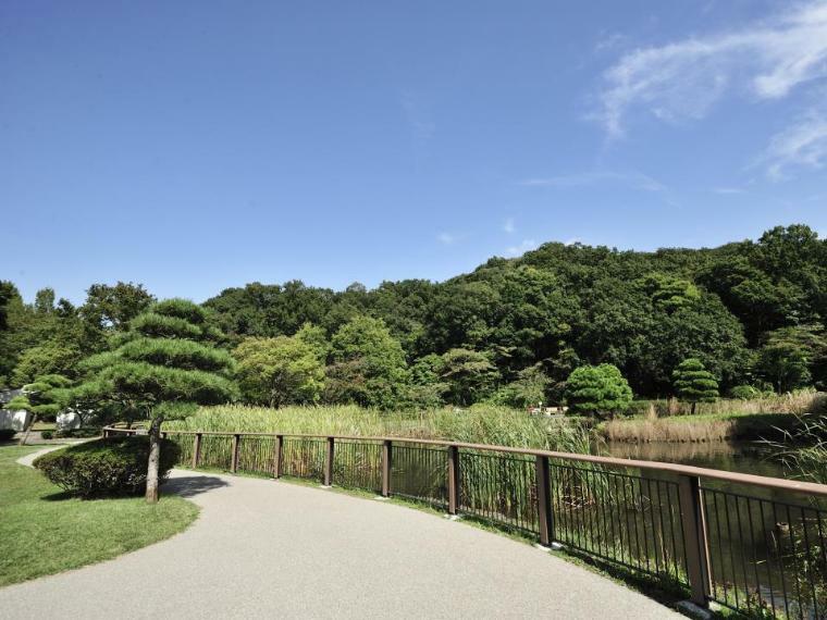 久良岐公園（港南区と磯子区にまたがる都市公園。広大な敷地に広場、散策路の充実した公園。）（約500m）