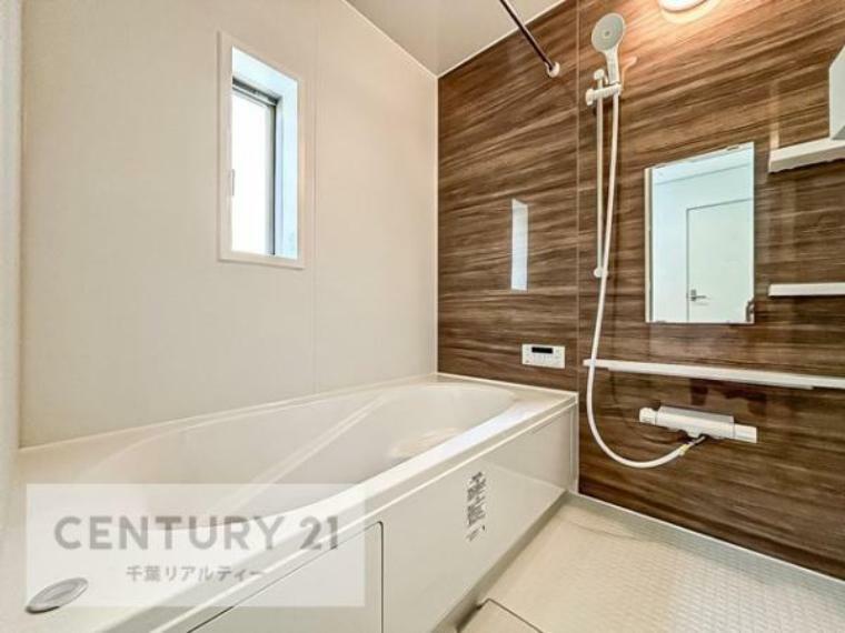浴室 落ち着きある大人の雰囲気のバスルームは、味が出ていてバスタイムが充実！ お仕事頑張っているご褒美にお好みの匂いの入浴剤を入れて、楽しんでみてはいかがでしょうか？