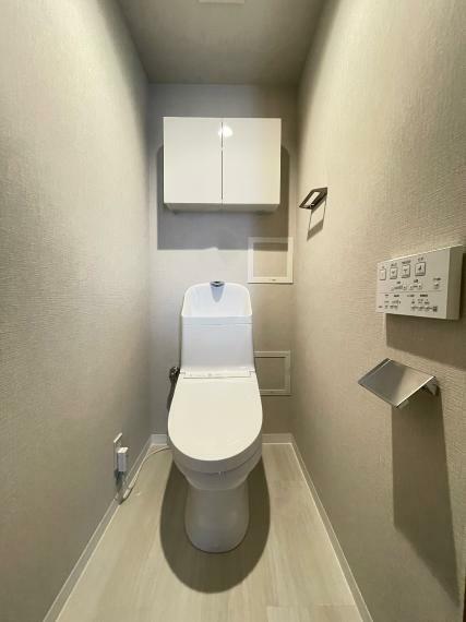トイレ 【同社施工例】快適な暖房便座・温水洗浄機能付きです。