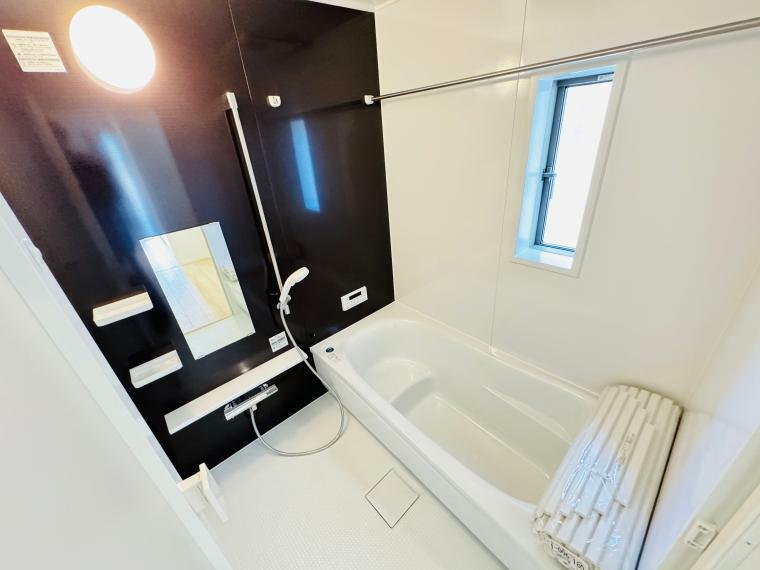 浴室 スライド式シャワーホルダー・足を伸ばせる広々浴槽で毎日リラックス！