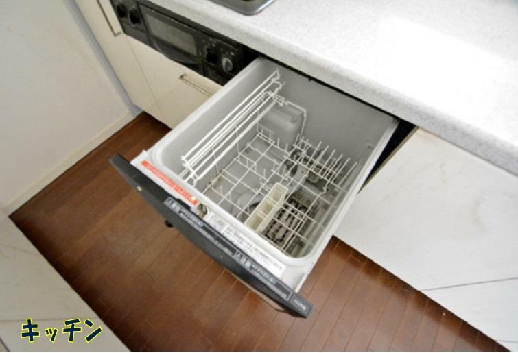 キッチン ビルトインタイプの食器洗浄機付き。洗浄から乾燥まで任せられるので家事の時短になりますね。