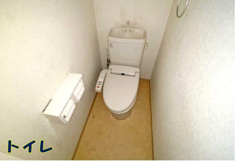 トイレ 温水洗浄便座付きトイレ。便座の保温機能もあるので寒い時期に重宝します。上部はたっぷり収納できる吊戸棚付きです。