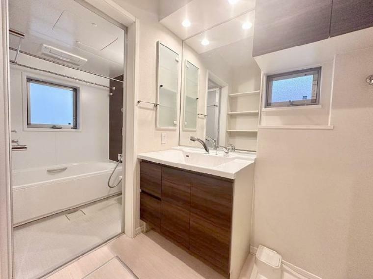 浴室 使いやすいタイプの洗面化粧台のあるランドリースペース