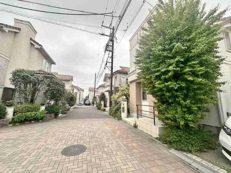 現況写真 周辺は住宅が建ち並ぶ閑静な住宅街です。