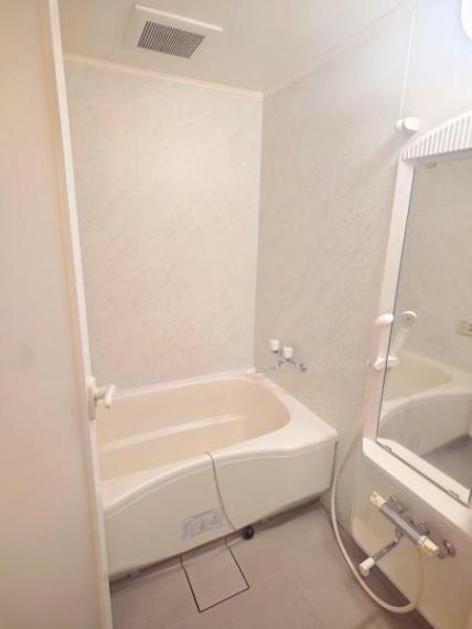浴室 ■白を基調とした快適な浴室でバスタイム！