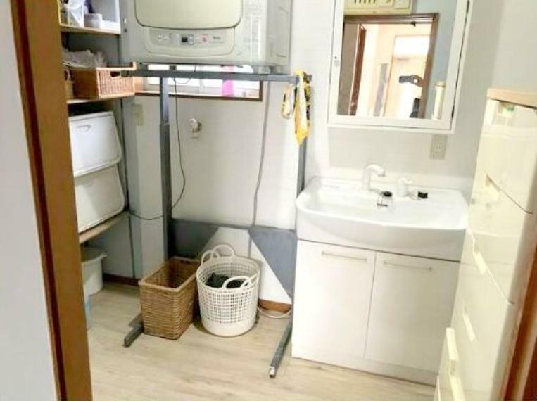 ■独立洗面台は、嬉しい大容量収納！