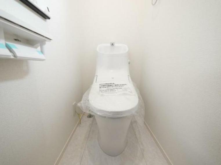 白を基調とし清潔感をデザインしたトイレ空間です。使い心地もしっかり追求した先進のトイレを搭載しております。【施工例写真】