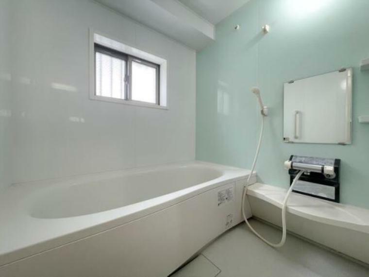 浴室 換気のできる窓付きの浴室。 ハウスクリーニング済みでリフォームせずそのままご使用いただけます！