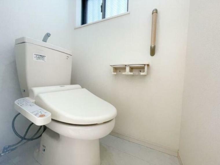 トイレ 1階部分のトイレ 窓付きで換気もしやすいです。