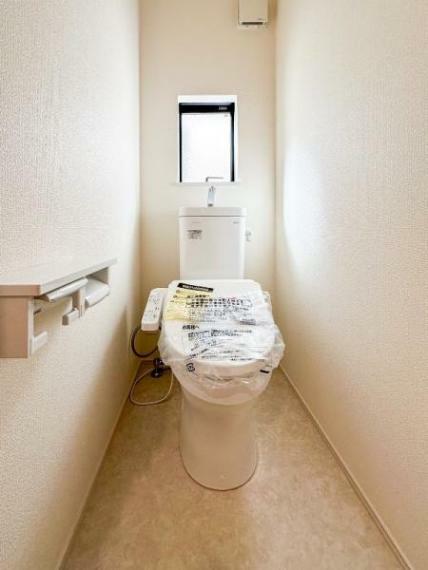 トイレ 2階トイレ！換気扇と窓でW換気！いつでも空気の入替が出来ます！