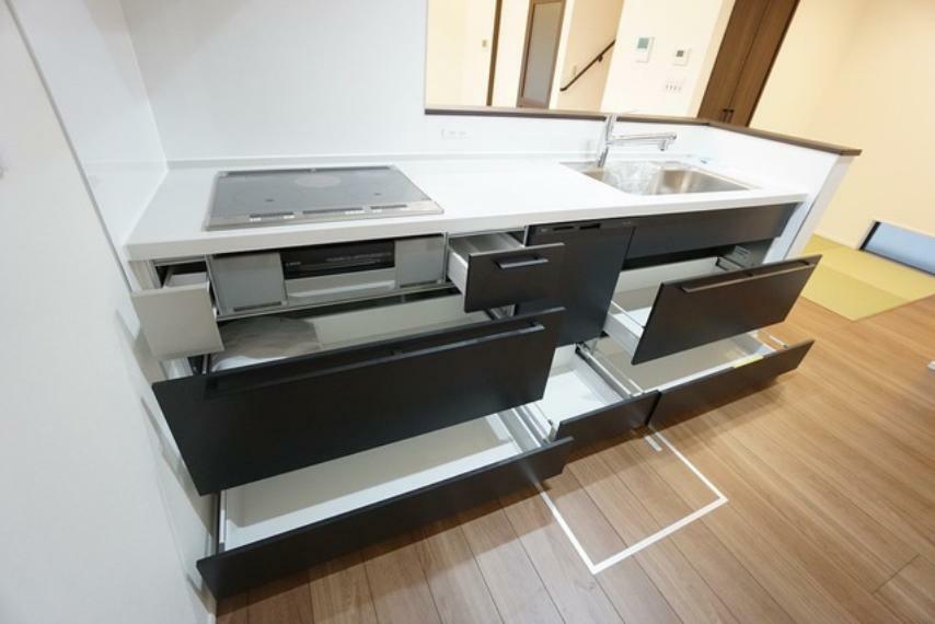 キッチン キッチンはスライド式の収納スペース付きなので調理道具をはじめ調味料や食器などもきれいに整理することができます。