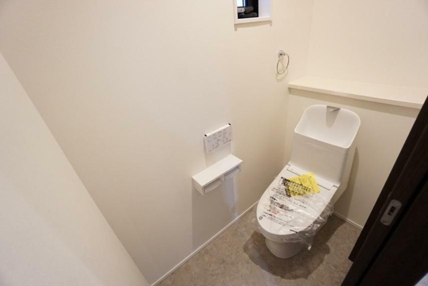 温水洗浄機付トイレです。トイレは2ヶ所設けられているので、来客時にも気兼ねなく使えますね。