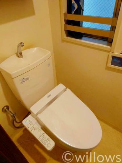 トイレ トイレには窓がもあり、いつも清潔な空間を保てます。
