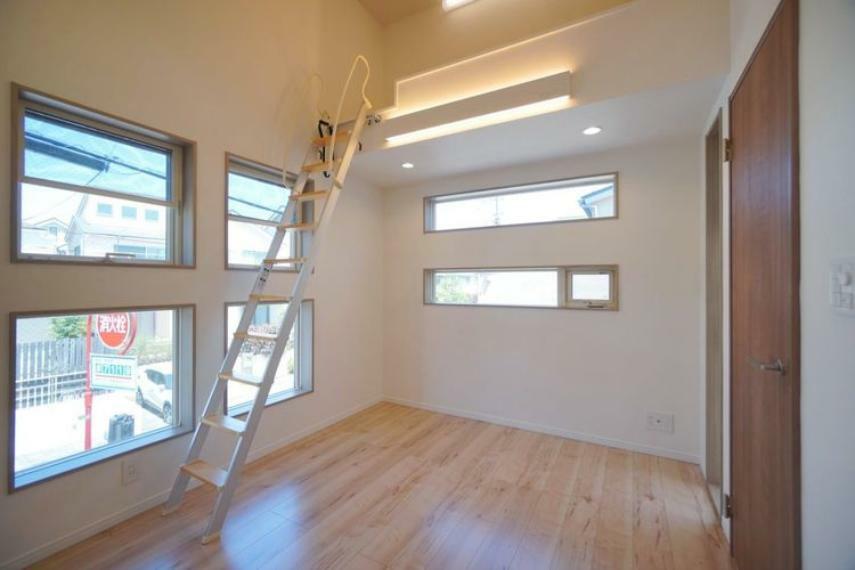 こちらの居室にはロフトがあります。天井が高く開放的！収納力もあり、室内を広く使うことができます。