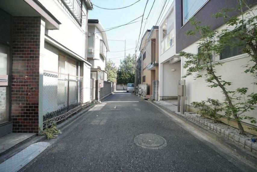 現況写真 物件周辺は車通りが少なく、静かで落ち着いた雰囲気の住宅地になっています。