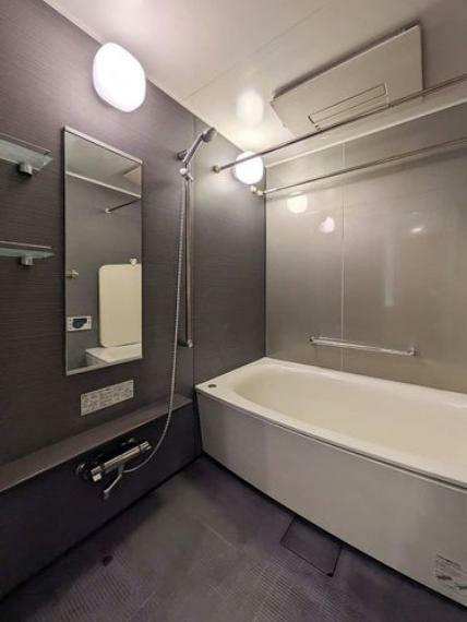 浴室 【浴室】親子でのバスタイムにちょうどいい1418サイズのユニットバスです！手すりが付いているので、小さいお子様も安心してお風呂が楽しめますね