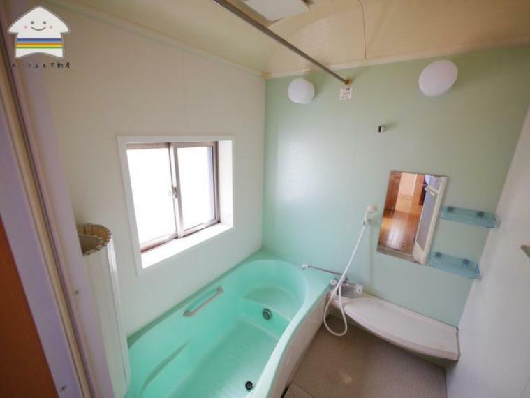 浴室 【浴室乾燥機付】お風呂は1坪のユニットバスです。浴室暖房と浴室乾燥がついており、寒い日も暖かく入れ、梅雨の日の洗濯物の乾燥もできちゃいます