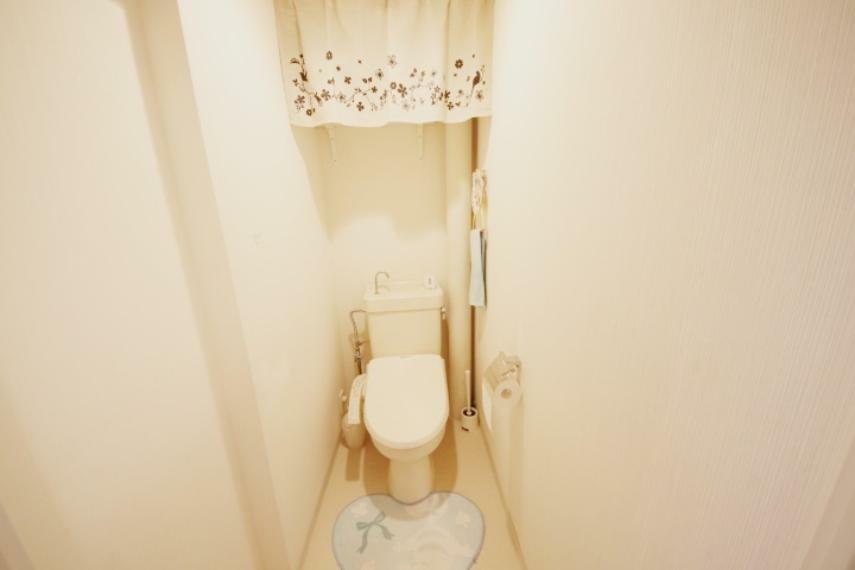 トイレ 清潔感のあるトイレ。洗面や浴室とも別の位置にありますのでプライバシーへの配慮と落ち着いた空間となっております。