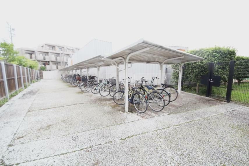 マンションの敷地内にある駐輪場、屋根付きですので自転車が雨に濡れにくく劣化を抑えることができます。