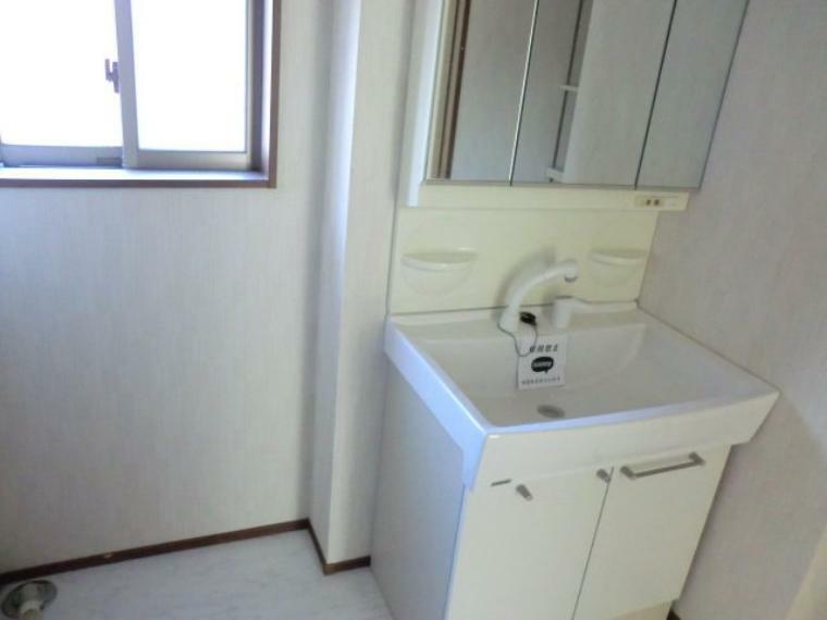 洗面化粧台 洗面台の横には洗濯機置き場も設置済。