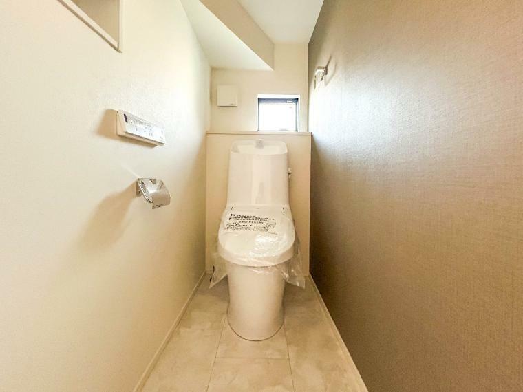 トイレ トイレ・ウォシュレット付。快適で衛生的な洗浄機能付温水シャワートイレです。収納や手すりもついてます。