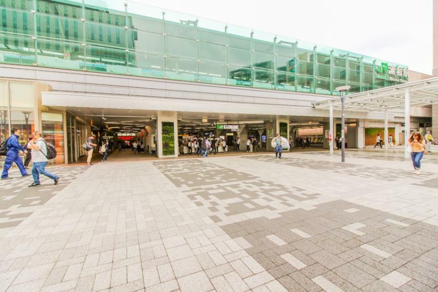 浦和駅（浦和駅（交通アクセスの中心として、京浜東北線・高崎線・宇都宮線・湘南新宿ライン・東京上野ラインが発着。平成30年には浦和駅西口ビル部分「浦和アトレWest Area」が開業。伊勢丹浦和店方面の地下通路も完成。））
