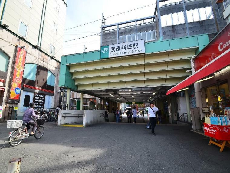 JR南武線「武蔵新城」駅（JR南武線で「武蔵小杉」駅まで乗車約6分、ターミナル「川崎」駅へは快速利用で乗車約13分。）（約1,680m）