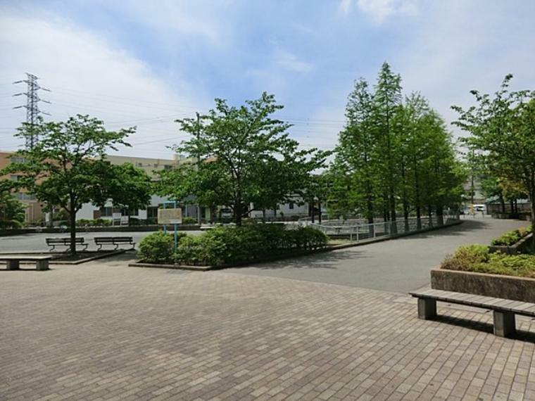 千年新町公園（住宅街の中の緑に囲まれた公園。お子様が走り回れる広場や遊具、木陰で休めるベンチがございます。）（約750m）