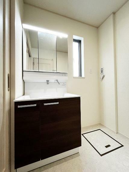脱衣場 洗面所はゆとりのあるスペースで、身支度や入浴後のスキンケアも心に余裕をもってできそうです。