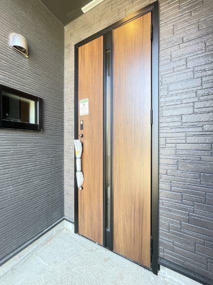 玄関 木製の重厚感ある玄関ドア！大切な家族を笑顔でお出迎え出来ます！