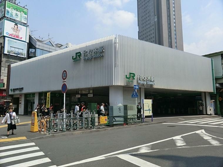 代々木駅は、新宿駅から歩いて行くことができるほど近く、山手線・中央総武線・大江戸線の3路線が乗り入れています。