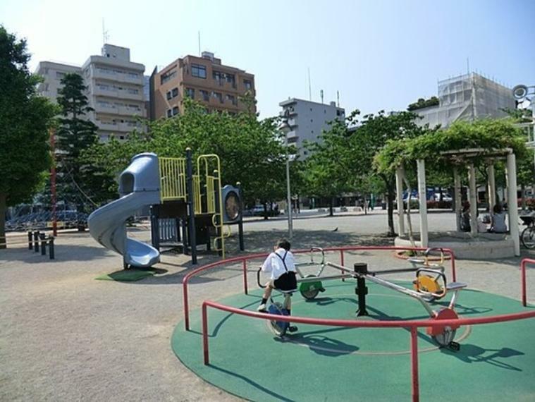 公園 蜘蛛の巣のようなロープの遊具、自転車のような椅子に乗ってレールの上を回る「クルクルパトロール」、バイクのような乗物、砂を掘るパワーショベルのような遊具など、子ども達が、楽しく遊べます。
