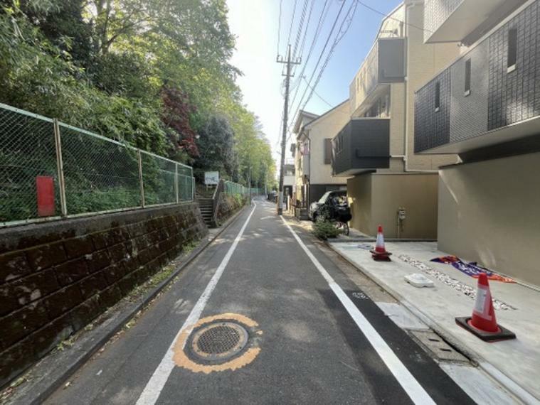 現況外観写真 前面道路の写真