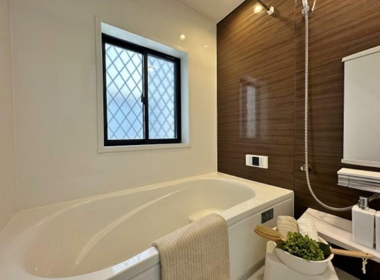 浴室 ユニットバスアクセントパネルは、癒しの明るいカラー、脚を伸ばして湯に浸かり心と体を労わって下さい。