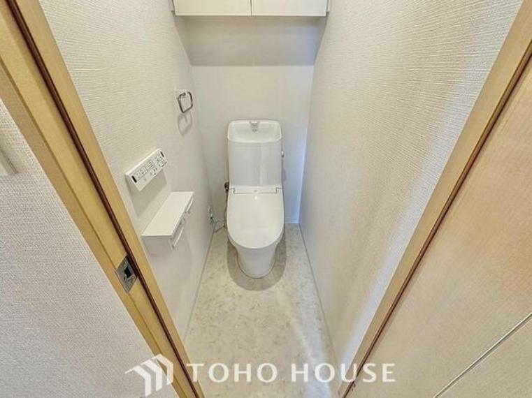 トイレ 快適な温水洗浄便座付。手洗い一体型のトイレはスペースの節約ができ、ゆったりとした空間が確保できます。