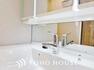 洗面化粧台 お家の中でも特にプライベートスペースとなる洗面所は、洗濯場所と浴室を同じ空間でまとめております。