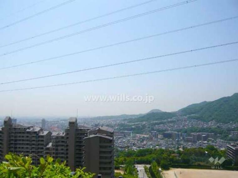 現況写真 中庭から南方向の眺望。宝塚市街地や六甲山を一望できます。