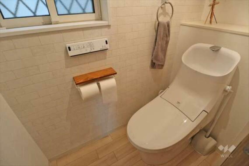 トイレ トイレウォシュレット付き。リモコンの清潔感を保ちやすい壁付けリモコンタイプです。