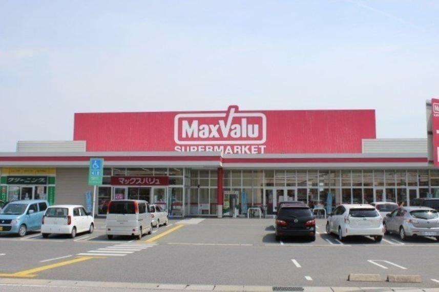 スーパー 【マックスバリュ駒井沢店】県道42号線沿いにあるスーパーです。24時間営業なのでお仕事帰りや夜間でもお買い物ができます。周辺には他のお店も複数建ち並び、おまとめ買いにも便利です。