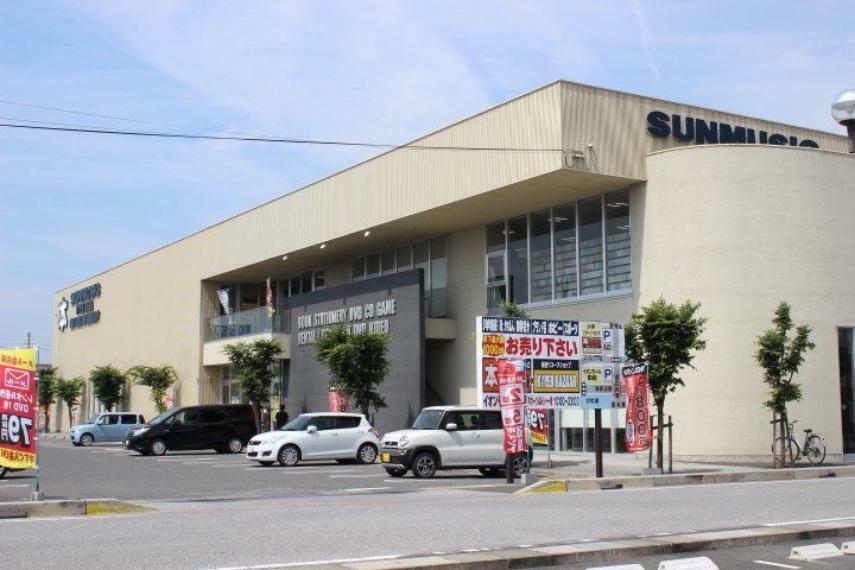 ショッピングセンター 【サンミュージック　ハイパーブックス駒井沢店】滋賀県下最大級の複合大型書店。1Fには、コミック・雑誌・文具・雑貨など品揃え豊富。2Fではゲーム・トレカ・CD・DVD・レンタルなどを取り扱っています。