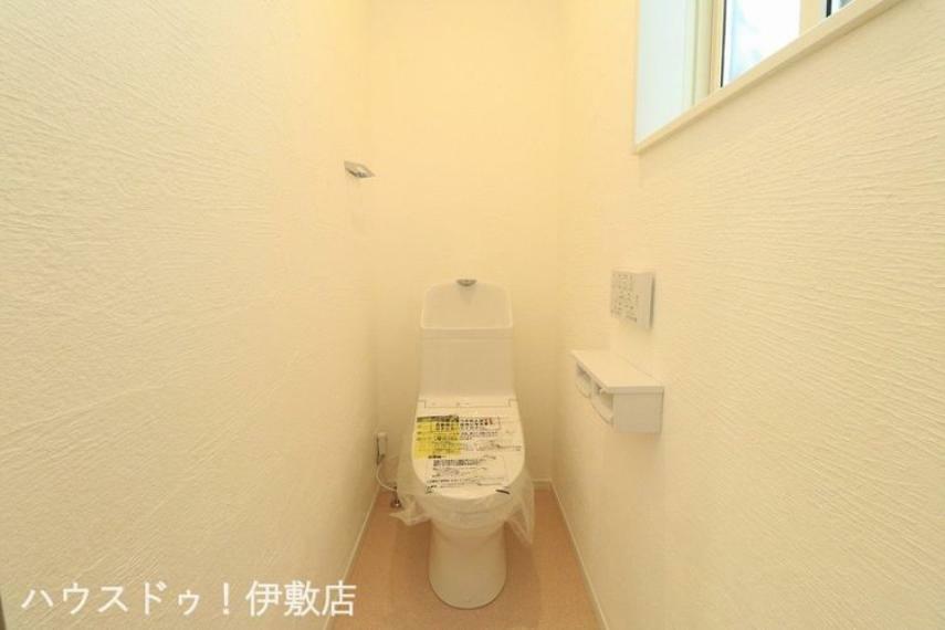 トイレ 【1Fトイレ】2カ所に省エネ仕様のトイレ！2階から階段を降りなくてもいいので、お部屋からの移動が短縮できます。